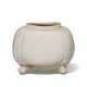 A SMALL WHITE WARE FOUR-LEGGED JAR - Foto 1