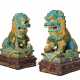 A PAIR OF TURQUOISE, PURPLE AND AMBER-GLAZED STONEWARE BUDDHIST LIONS - Foto 1