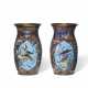 A PAIR OF CLOISONNE ENAMEL VASES WITH BIRDS - Foto 1