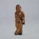 A CARVED WOOD NETSUKE OF OKAME CARRYING A MUSHROOM AND A GOURD - Foto 1