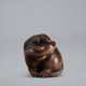 A CARVED WOOD NETSUKE OF A COILED RAT - фото 1