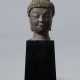 A LARGE CAST IRON HEAD OF BUDDHA - Foto 1