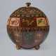 A LARGE CLOISONN&#201; ENAMEL GLOBULAR JAR AND LID - Foto 1