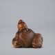 A CARVED NETSUKE OF ROSEI (LU SHENG) IN HIS DREAM - Foto 1