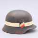 Luftwaffe, Stahlhelm M 40 mit zwei Abzeichen. - photo 1