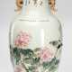 Vase aus Porzellan mit Gelehrten, umseitig Päonien und Vögel - photo 1