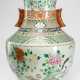 Große Vase aus Porzellan mit Katze, Schmetterlingen und Päonien - Foto 1