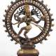 Skulptur "Shiva Nataraja, die auf einem Dämon tanzende hinduistische Gottheit", Bronze, dunkel patiniert und golfarbend gefasst, auf getrepptem Sockel, H. 35,5 cm - photo 1