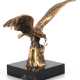 Bronze-Figur "Adler mit ausgebreiten Flügeln", im Schnabel hakenförmige Halterung, auf schwarzem Steinsockel, Ges.-H. 21,5 cm - photo 1