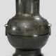 Grosse 'hu'-förmige Vase aus Bronze im archaischen Stil mit Masken und losen Ringhenkeln - Foto 1