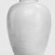 Modellierte Vase mit Dekor der 'Drei Freunde des Winters', weiss glasiert - Foto 1