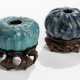 Zwei Pinselwascher aus Porzellan mit türkiser und dunkelblauer Glasur - Foto 1