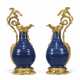 A PAIR OF FRENCH ORMOLU-MOUNTED CHINESE BLUE PORCELAIN EWERS - Foto 1