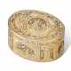 A GERMAN FOUR-COLOR GOLD SNUFF BOX - фото 1