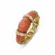 DAVID WEBB CARVED CORAL, EMERALD AND DIAMOND BANGLE BRACELET - Foto 1