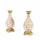 PAIRE DE VASES BOUTEILLE D'ÉPOQUE LOUIS XVI - photo 1