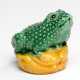 Tuschwassertropfer aus Bisquit-Porzellan in Form einer Kröte, gelb-grün glasiert - photo 1