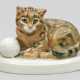 Seltene Jugendstil-Tierfigur "Katze mit Wollknäuel". - Foto 1
