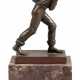 Einberger, J. "Junge mit Rucksack", Bronze, braun patiniert, auf Plinthe signiert, H. 15 cm, auf rechteckigem Marmorsockel, Ges.-H. 22 cm - photo 1