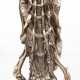 Figur "Guanyin auf Geldkröte", Metall, silberfarben gefasst, H. 34 cm - Foto 1