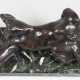Rodin, Auguste (1840 Paris-1917 Meudon) Torso "La Martyre", Bronze braun patiniert, an der Unterseite eines Beinstumpfes monogr. "R", 10x29x14 cm, auf Marmorplinthe, ges. 13x42x14 cm - photo 1