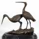 Bronze-Figur "Zwei Schwarzschwanzschnepfen", braun patiniert, auf naturalistischer Plinthe bezeichnet "Nick", mit Pariser Gießermarke, auf nierenförmigem, schwarzem Marmorsockel, ges. 25x23x14 cm - Foto 1