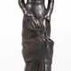 Bronze-Figur "Kleine Pariserin" nach Paul Gauguin, braun patiniert, auf Sockel signiert, rückseitig nummeriert und datiert "378, 1975", H. 26,5 cm, auf Marmorsockel, Ges.-H. 29,5 cm - фото 1