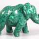 Malachit-Figur "Elefant mit erhobenem Rüssel", Gew. 1340 g, 11x18x6 cm - фото 1