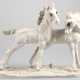 Figurengruppe "Zwei Fohlen auf naturalistischer Plinthe", Hutschenreuther, Selb Kunstabteilung, Entwurf Karl Tutter, dezent farbig staffiert, 1x Ohr bestoßen, H. 25,5 cm, L. 30 cm - Foto 1