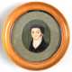 Miniatur "Porträt eines jungen Herren", 19. Jh., Öl/Platte, hinter Glas im Stoffpassepartout und rundem Holzstellrahmen, Ges.-Dm. 11,5 cm - photo 1