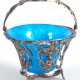 Henkelschale mit blauem Glaseinsatz, um 1900, durchbrochene Metallwandung mit Weinlaubdekor, Restversilberung, H. (ohne Henkel) 9 cm, Dm. 12,5 cm - Foto 1