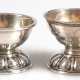 2 Salzschälchen, 830er Silber, Kopenhagen, innen vergoldet, auf rundem, geripptem Fuß, Ges.-Gew. 89,24 g, H. 4,5 cm, Dm. 6,5 cm und H. 5 cm, Dm. 6,5 cm - Foto 1