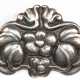 Brosche, 826er Silber, um 1900, floral reliefiert, Hakenschließe, Gew. 16,9 g, L. 6,1 cm - Foto 1