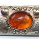 Bernstein-Brosche, Fischland, 835er Silber, rechteckig, durchbrochen gearbeitet mit maritimen Elementen, mittig ovaler Bernsteincabochon, Ges.-Gew. 9,18 g, 6,2x1,4 cm - Foto 1