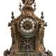 Historismus-Pendule, reich verziertes Bronze-Gehäuse mit Maskaron und Meeresfabelwesen, auf 4 figürlichen Füßen, Putto mit Muschelhorn als Bekrönung, 1/2-Stundenschlag auf Glocke, Pendel mit Blattfederaufhängung, läuft a… - фото 1