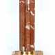 Marmor-Säule, Namur, Belgien, roter Marmor mit Messing-Kapitellen und -Appliken, quadratische Deckplatte, 105x26x26 cm - фото 1