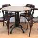 Bistrotisch und 4 Thonet-Stühle, runder Metalltisch mit Holzplatte, H. 73 cm, Dm. 84 cm - Foto 1