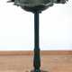 Vogeltränke, Gußeisen, grün gefasst, auf durchbrochenem Fuß, 2 plastische Vögel auf Rand sitzend, H. 77 cm, Dm. ca. 50 cm - photo 1