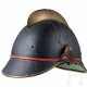 Schirmmütze und fünf Helme der Feuerwehr - Foto 1