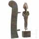 Bronzestatuette des Osiris und bronzene Maat-Feder, Spätzeit, mittleres Drittel 1. Jtsd. v. Chr. - photo 1