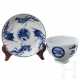 Blau-weißes Koppchen und kleiner Teller, China, Kangxi-Periode, um 1700 - photo 1