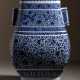 'Hu'-förmige Vase aus Porzellan mit Fabeltieren und Glücksemblemen - Foto 1