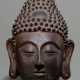Kopf des Buddha aus Gusseisen auf Holzstand - photo 1