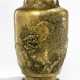 Vase aus messingfarbener Bronze mit Dekor von zwei spielenden Sishi - фото 1