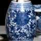 Vase in Fassform mit unterglasurblauem Lotosdekor - Foto 1