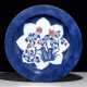 Großer puderblau glasierter Teller aus Porzellan mit Blüten in Kupferrot - photo 1