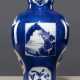 Puderblaue Vase aus Porzellan mit Antiquitäten und Landschaftsreserven - фото 1