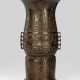 Vase aus Bronze mit archaisierendem Dekor und Taotie-Masken - photo 1