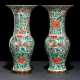 Paar 'Wucai'-Yenyen-Vasen aus Porzellan auf feuervergoldeten Bronzeständen - Foto 1
