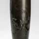 Vase aus Bronze mit Dekor eines brüllenden Tigers und Bambus - фото 1